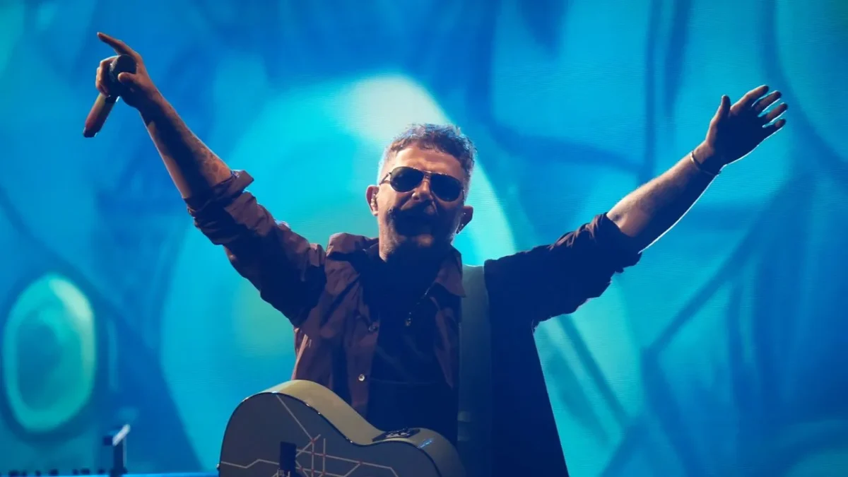 Más de ocho mil almas se dieron cita en el Auditorio GNP, Puebla, para entregarse en voz y alma al español Alejandro Sanz.