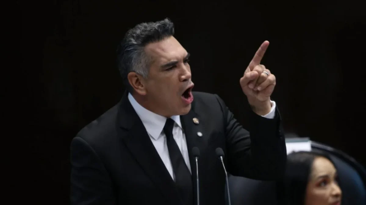 Alito Moreno acusa a Morena de autoritario por quitarle la presidencia de la Comisión de Marina en el Senado.