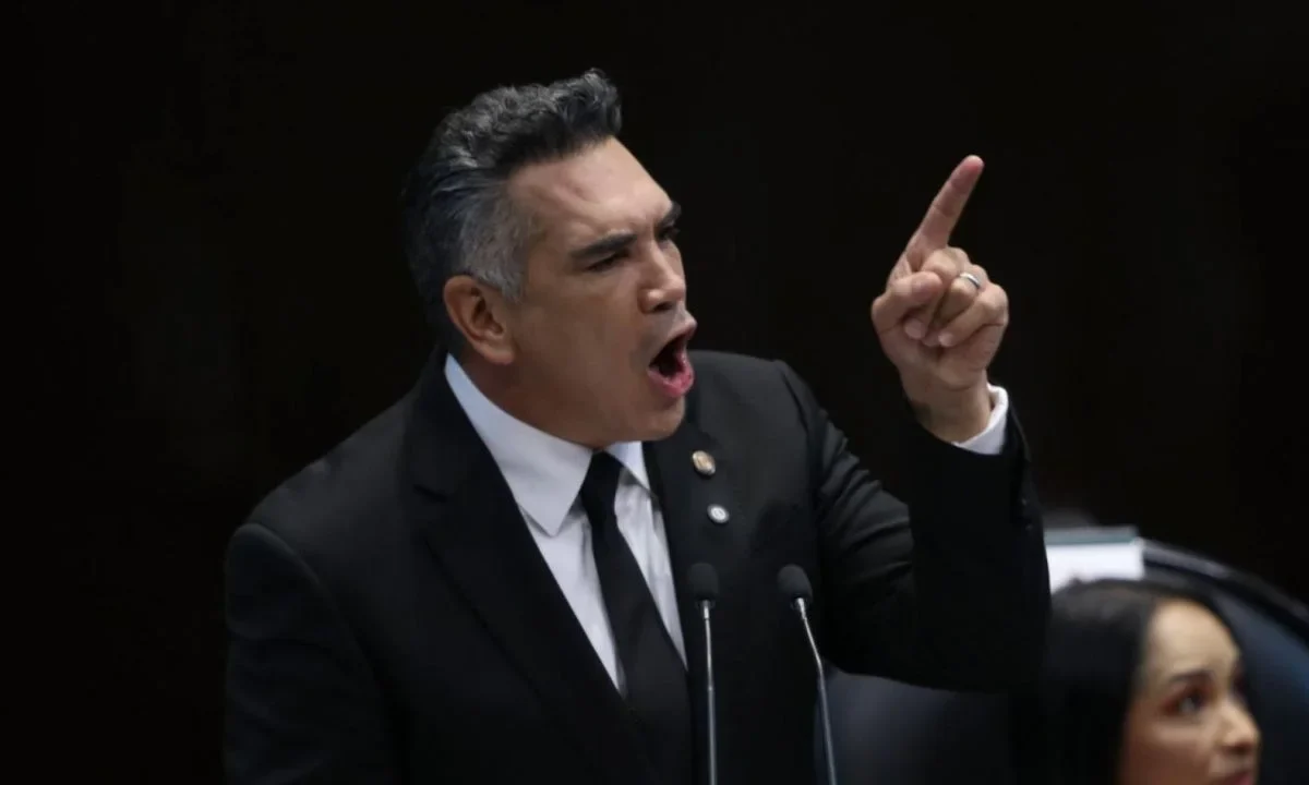 Alito Moreno acusa a Morena de autoritario por quitarle la presidencia de la Comisión de Marina en el Senado.