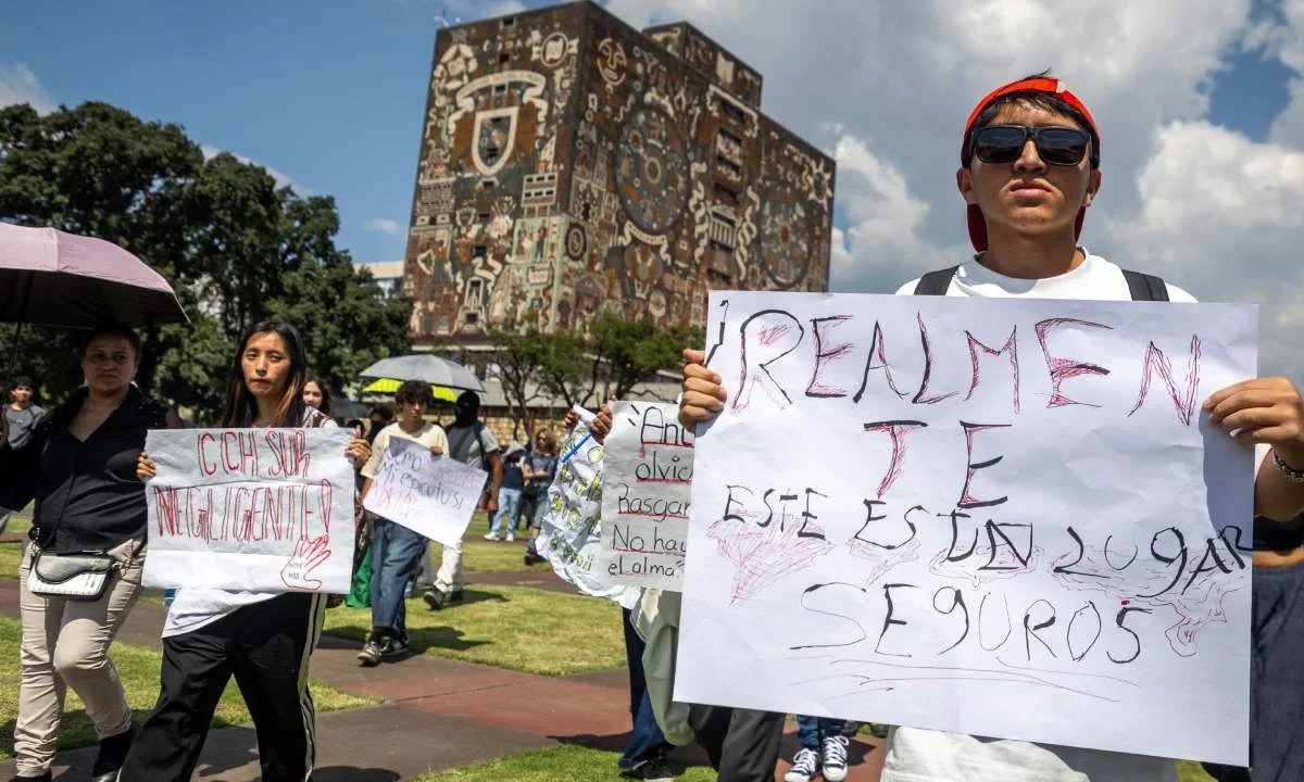 Alumnos de la UNAM se manifestaron para exigir seguridad en todos sus planteles tras el ataque en el CCH Sur.
