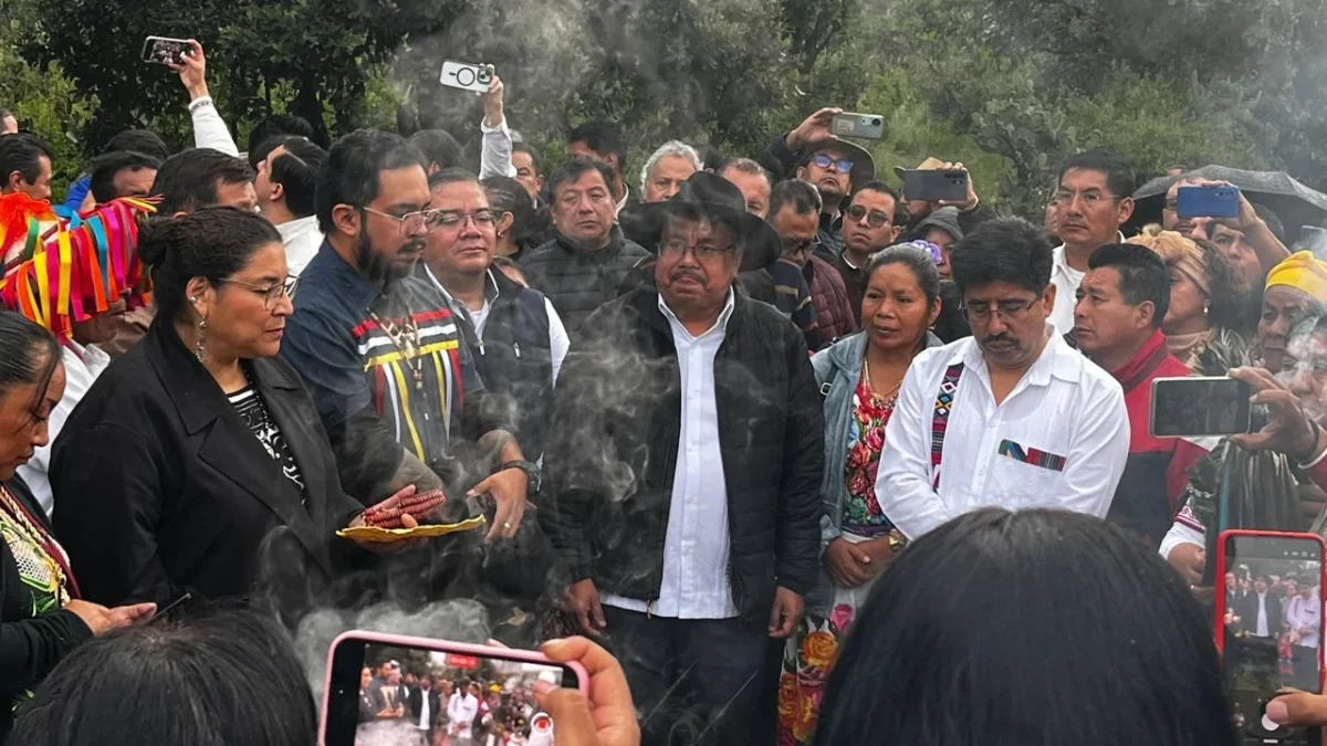 Ministros de la Suprema Corte recibieron bastones de mando de pueblos indígenas durante la ceremonia que marcó su inicio.