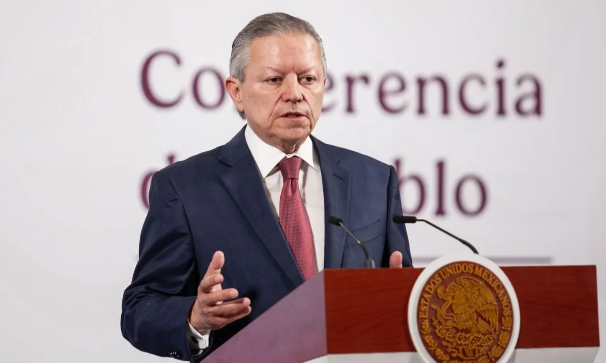 Arturo Zaldívar, coordinador general de Política y Gobierno de la Presidencia de la República, asegura que dona su salario de Presidencia al DIF.