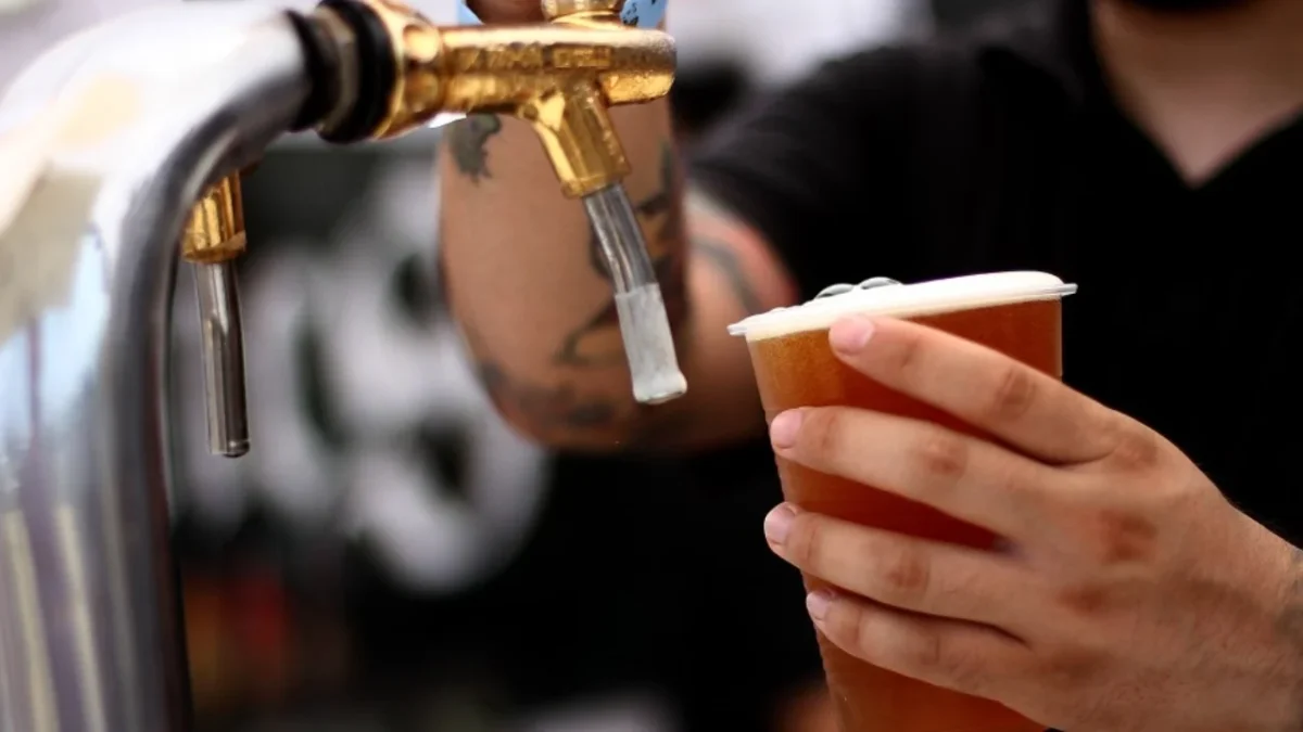 Dueños de chelerías en CDMX muestran su establecimiento con permisos en regla, cumpliendo la normativa para la venta de alcohol.