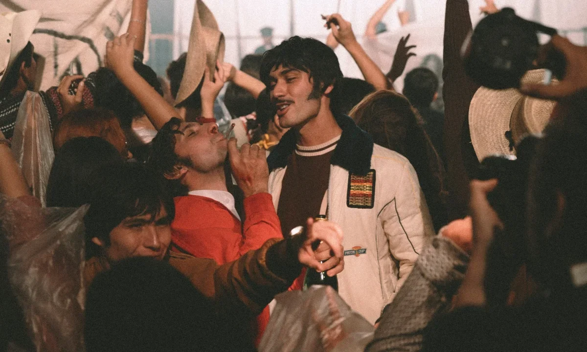 El festival de Avándaro con comedia en Autos, Mota y Rocanrol.