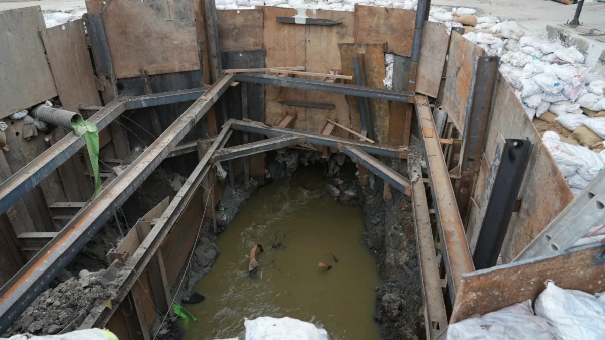 Personal de Segiagua trabaja con maquinaria pesada en la reparación del socavón de Iztapalapa, donde cayó un camión refresquero.