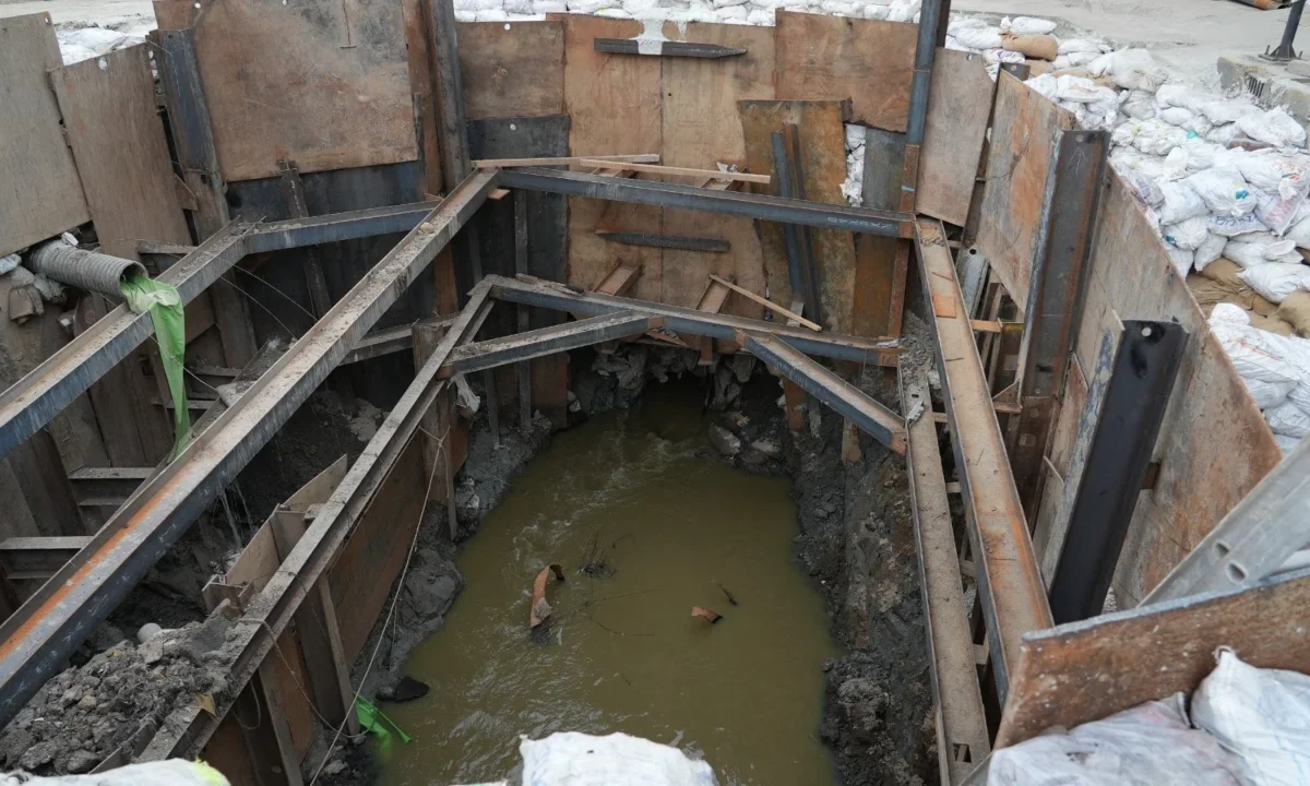 Personal de Segiagua trabaja con maquinaria pesada en la reparación del socavón de Iztapalapa, donde cayó un camión refresquero.