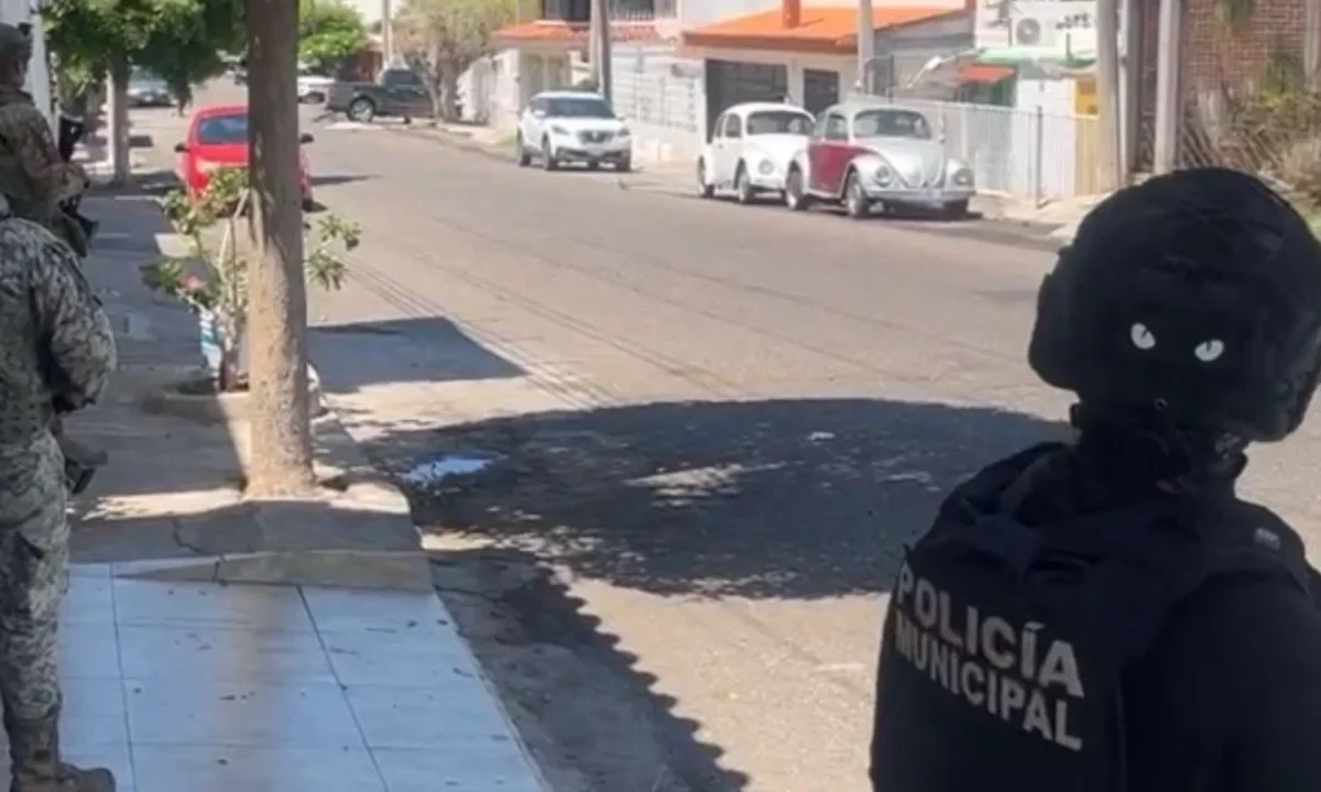 Una camioneta quedó incrustada en un domicilio tras la persecución registrada la mañana de este jueves en Culiacán.