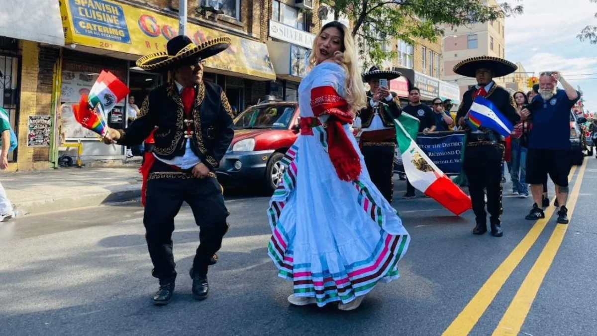 Banco Azteca celebra la herencia mexicana y la inclusión financiera con un desfile en EU.