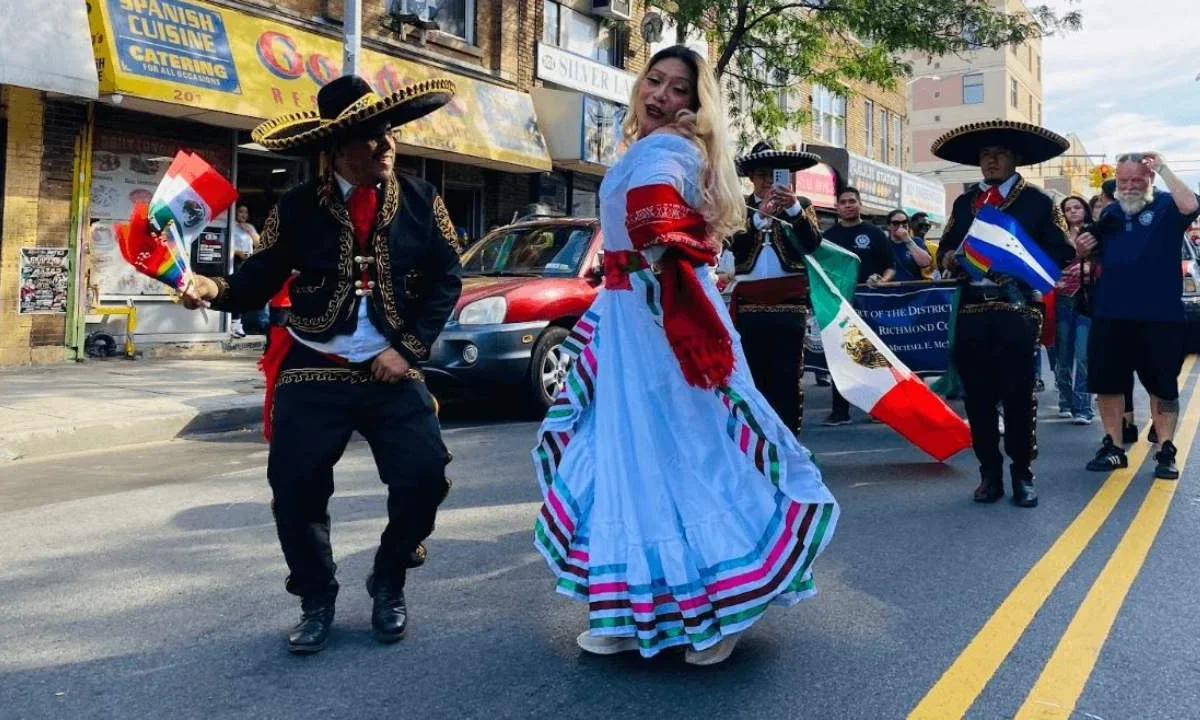 Banco Azteca celebra la herencia mexicana y la inclusión financiera con un desfile en EU.