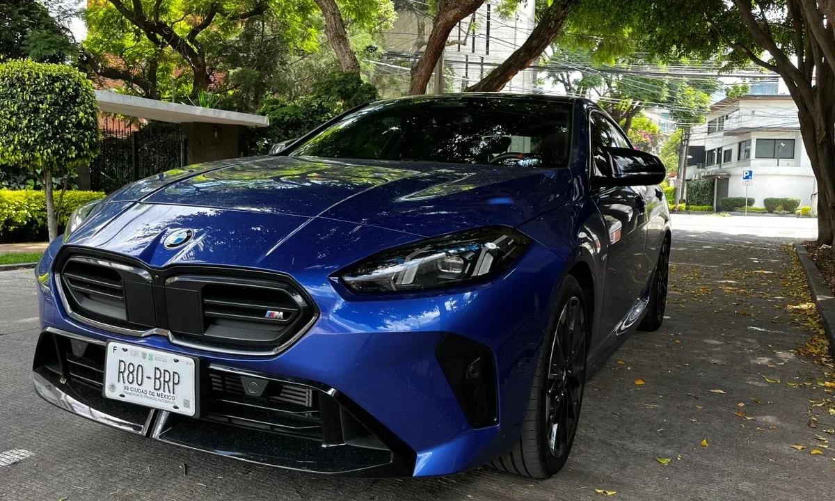 El BMW M235 xDrive Gran Coupe destaca por su potencia de 317 hp, diseño llamativo y tecnología avanzada para conducir.