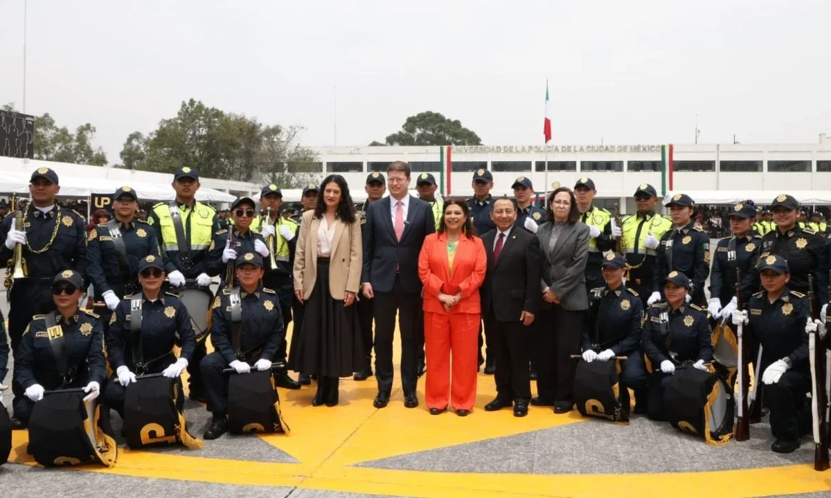 La jefa de Gobierno Clara Brugada encabezó la graduación de 450 nuevos policías en CDMX.