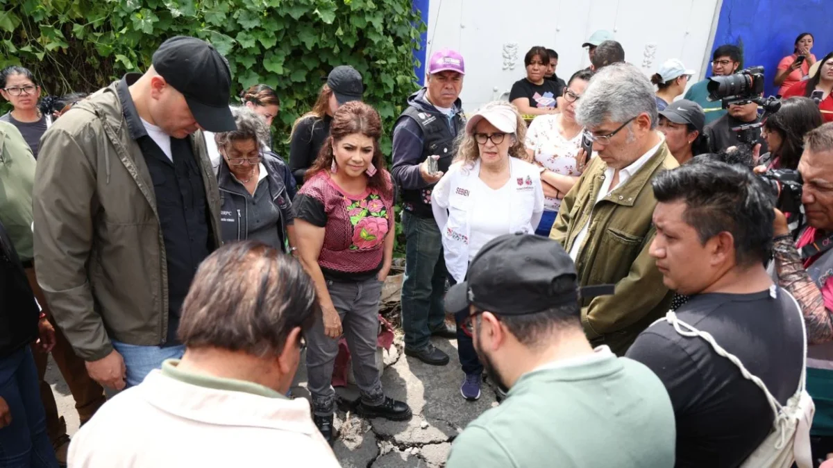 La jefa de Gobierno Clara Brugada acudió a zonas inundadas por intensas lluvias en Iztapalapa; prometió a familias afectadas apoyos integrales.