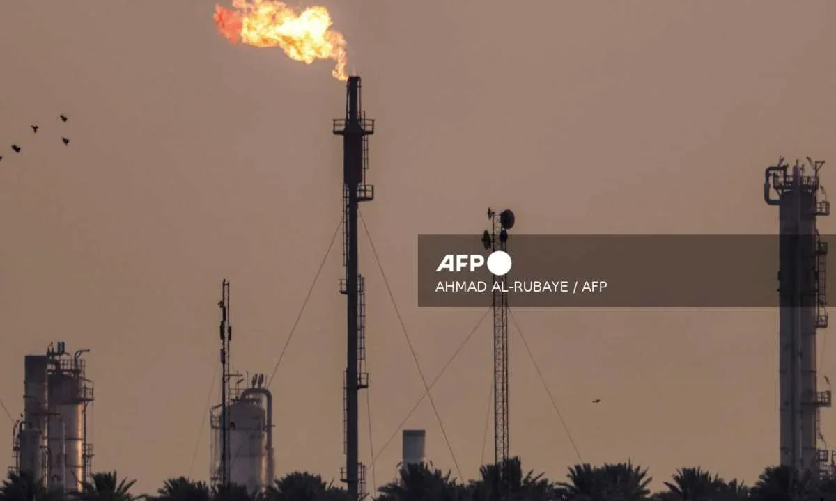 Cae precio del petróleo ante los temores de que la oferta global supere de forma marcada la demanda.