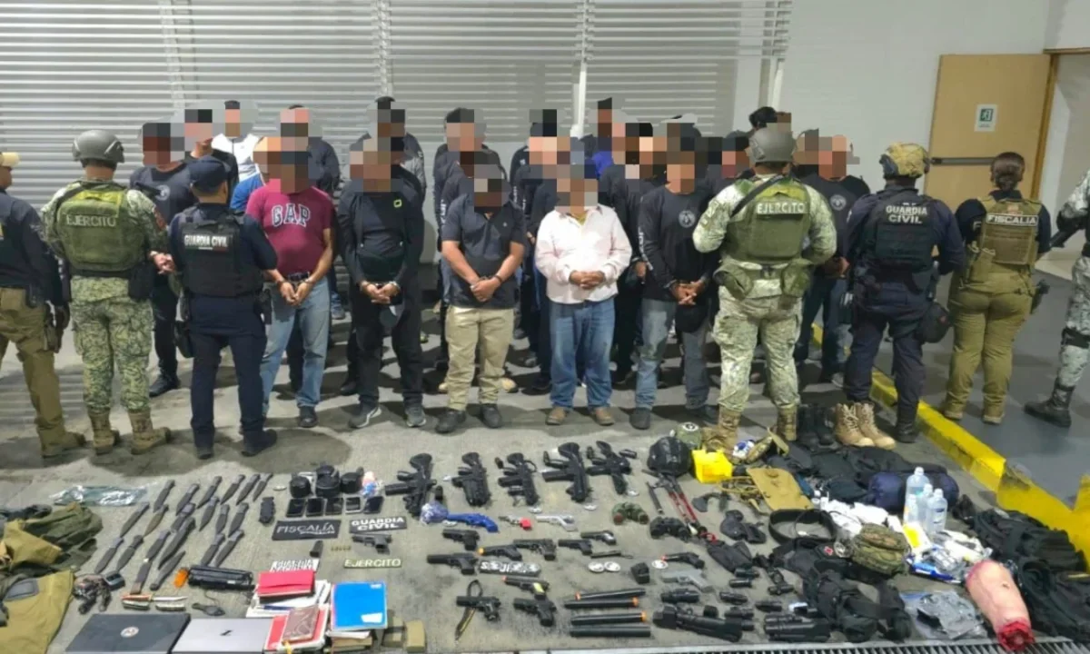Elementos federales y estatales aseguraron armas, réplicas y equipo táctico durante la detención de 38 miembros de “Jazher”.