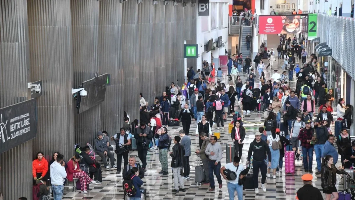 Viajeros reportaron en redes el desvío de sus vuelos con destino al AICM a otros aeropuertos, pues la lluvia provocó cancelación de pistas.