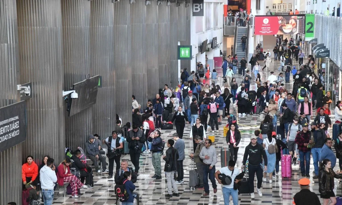 Viajeros reportaron en redes el desvío de sus vuelos con destino al AICM a otros aeropuertos, pues la lluvia provocó cancelación de pistas.