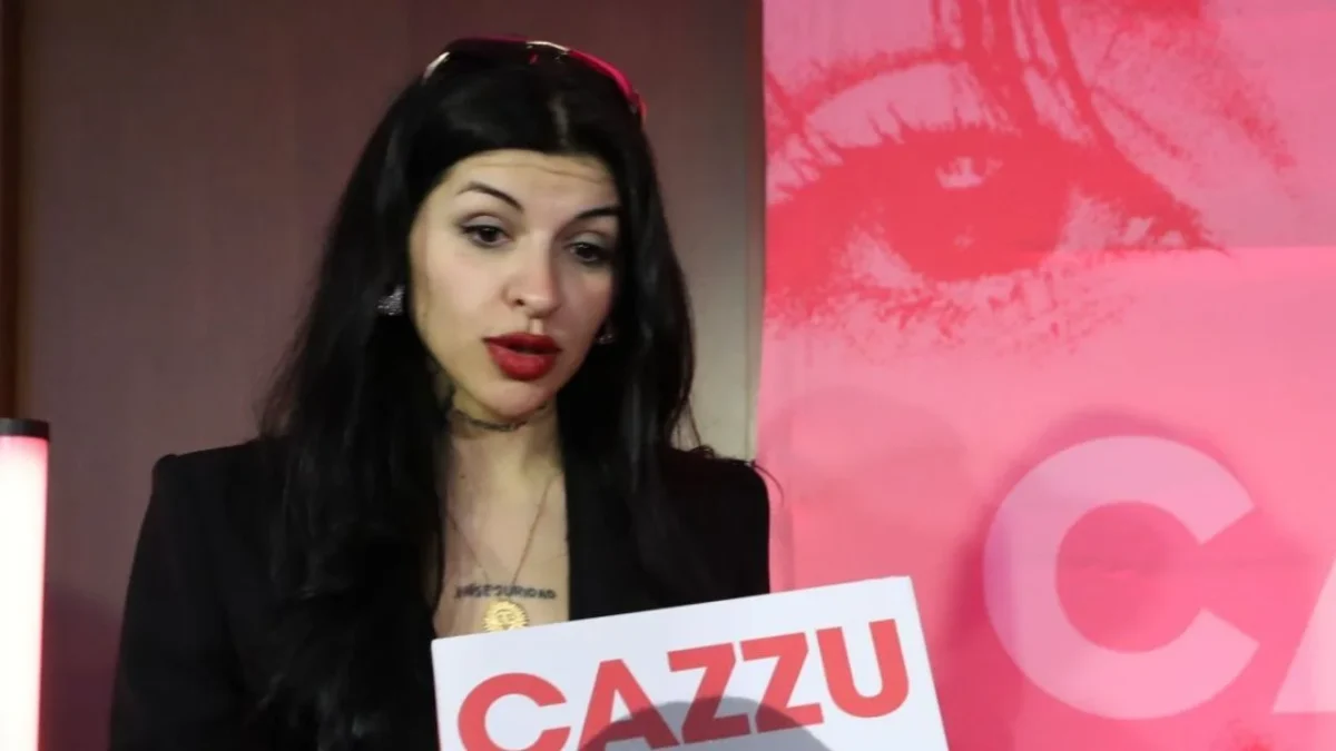 La cantante Cazzu ventiló que Nodal no le ha otorgado el permiso de viaje para su hija Inti y así que pueda acompañarla en sus presentaciones fuera de Argentina.