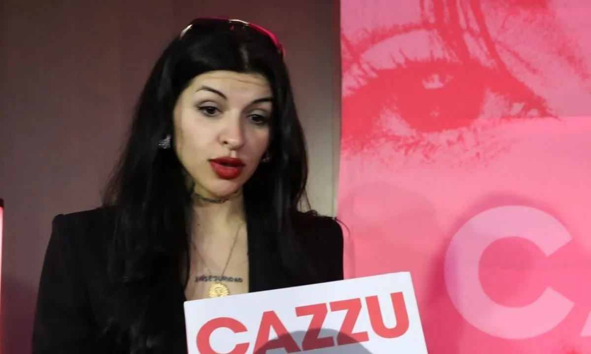 La cantante Cazzu ventiló que Nodal no le ha otorgado el permiso de viaje para su hija Inti y así que pueda acompañarla en sus presentaciones fuera de Argentina.