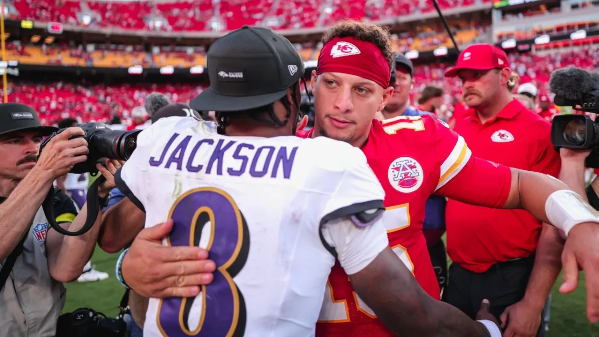 Patrick Mahomes lideró a los Chiefs con cuatro pases de touchdown para superar a los Ravens 37-20 en Arrowhead.