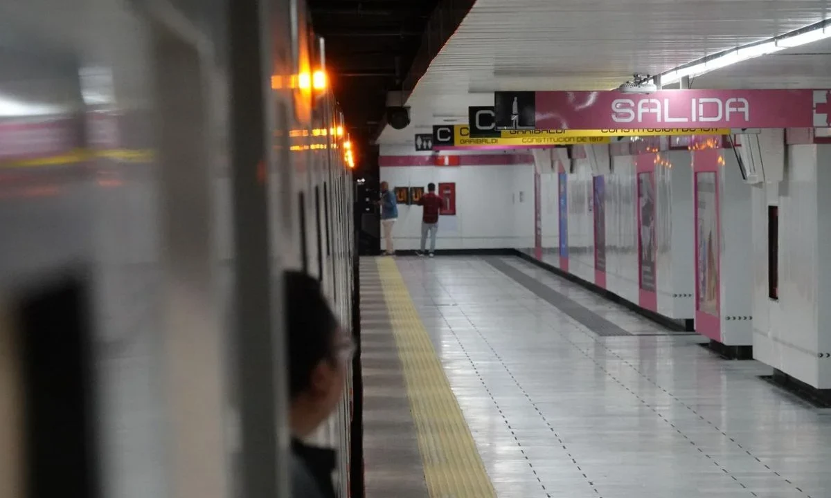 El Metro CDMX no informó durante cuánto tiempo permanecerá cerrada la estación Merced de la Línea 1, pero invitó a tomar vías alternas.