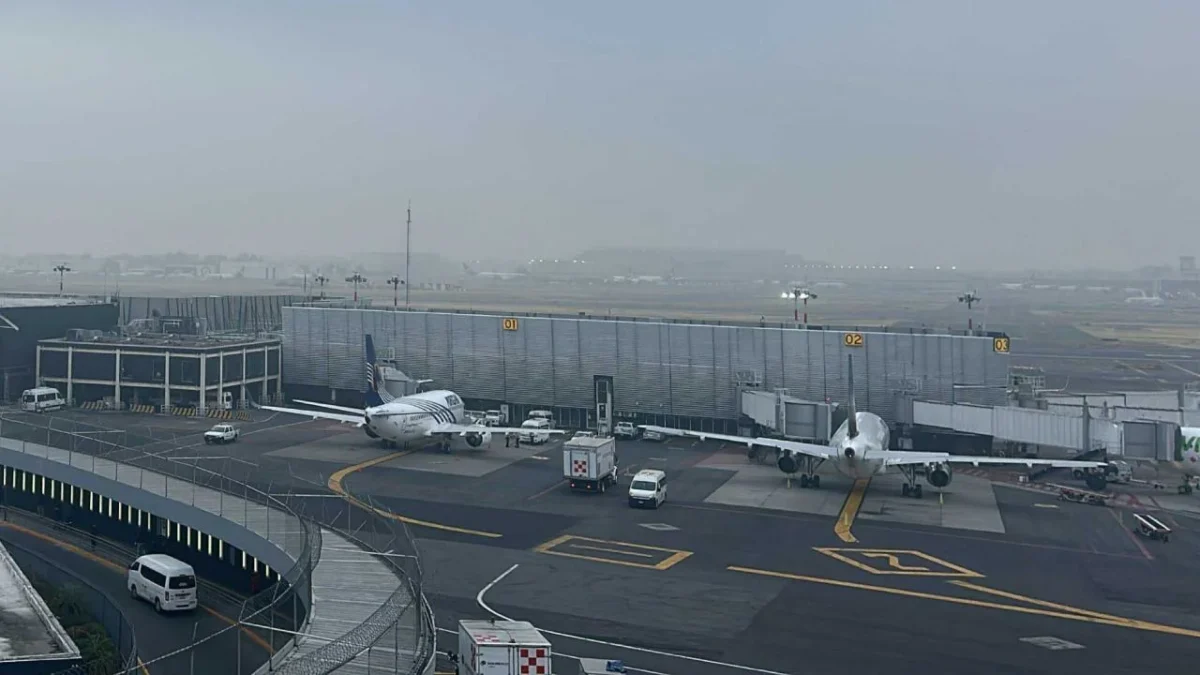 Cierran pista del AICM por encharcamientos generados por las intensas lluvias de este martes.