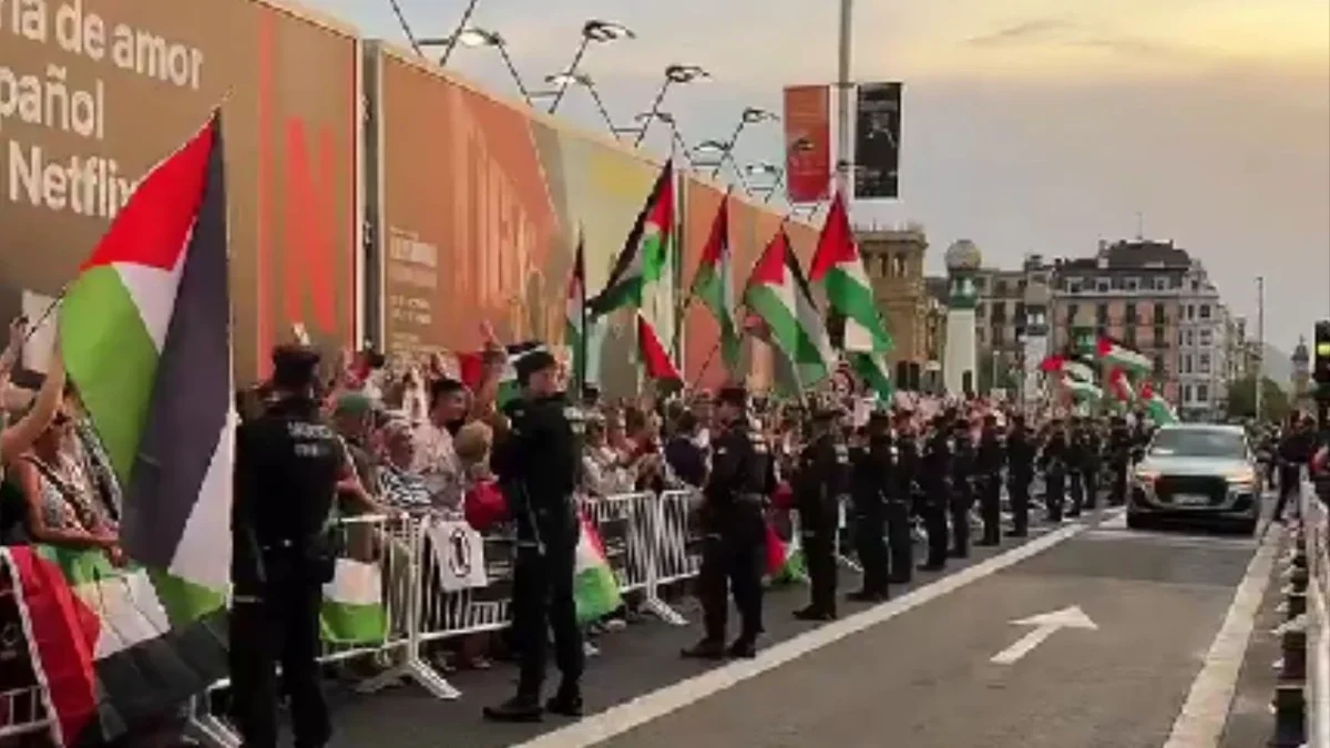 Con el apoyo de figuras del cine español, miles de personas se manifestaron en pleno festival, en solidaridad con los palestinos.