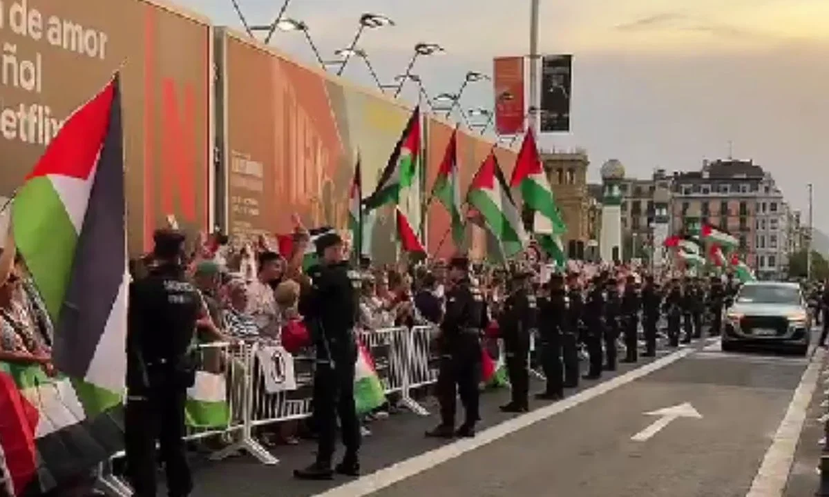 Con el apoyo de figuras del cine español, miles de personas se manifestaron en pleno festival, en solidaridad con los palestinos.