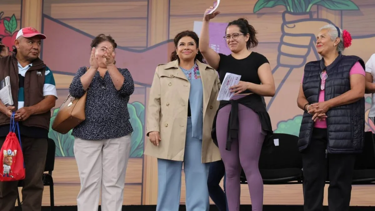 Clara Brugada encabezó desde el Zócalo capitalino y en dos eventos distintos, la entrega de 50 mil vales del programa Mercomuna.