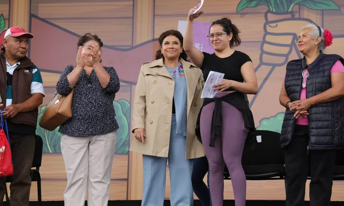 Clara Brugada encabezó desde el Zócalo capitalino y en dos eventos distintos, la entrega de 50 mil vales del programa Mercomuna.