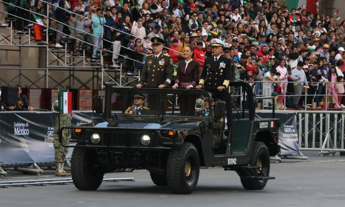 Claudia Sheinbaum encabezó el desfile de los 215 años de la Independencia de México, acompañada por miles de mexicanos.