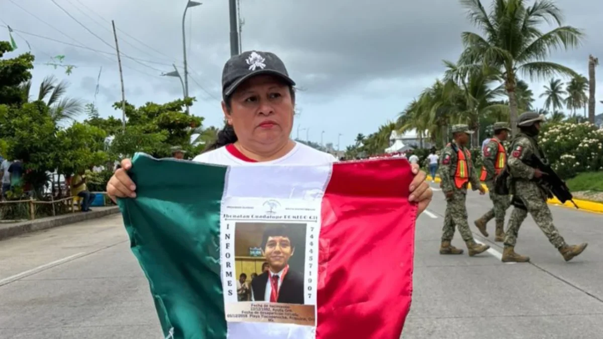 Colectivo de buscadoras se suma extraoficialmente a desfile patrio en Acapulco
