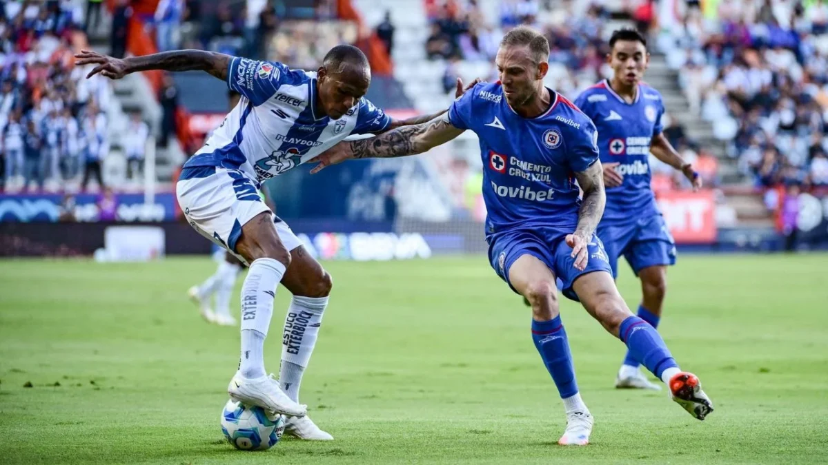 La Máquina del Cruz Azul logró su quinto triunfo en lo que va del torneo al vencer a Pachuca en casa con un penal polémico y expulsiones.