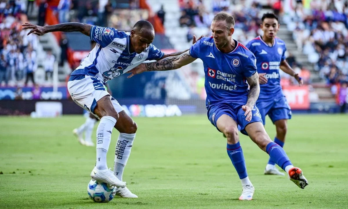 La Máquina del Cruz Azul logró su quinto triunfo en lo que va del torneo al vencer a Pachuca en casa con un penal polémico y expulsiones.