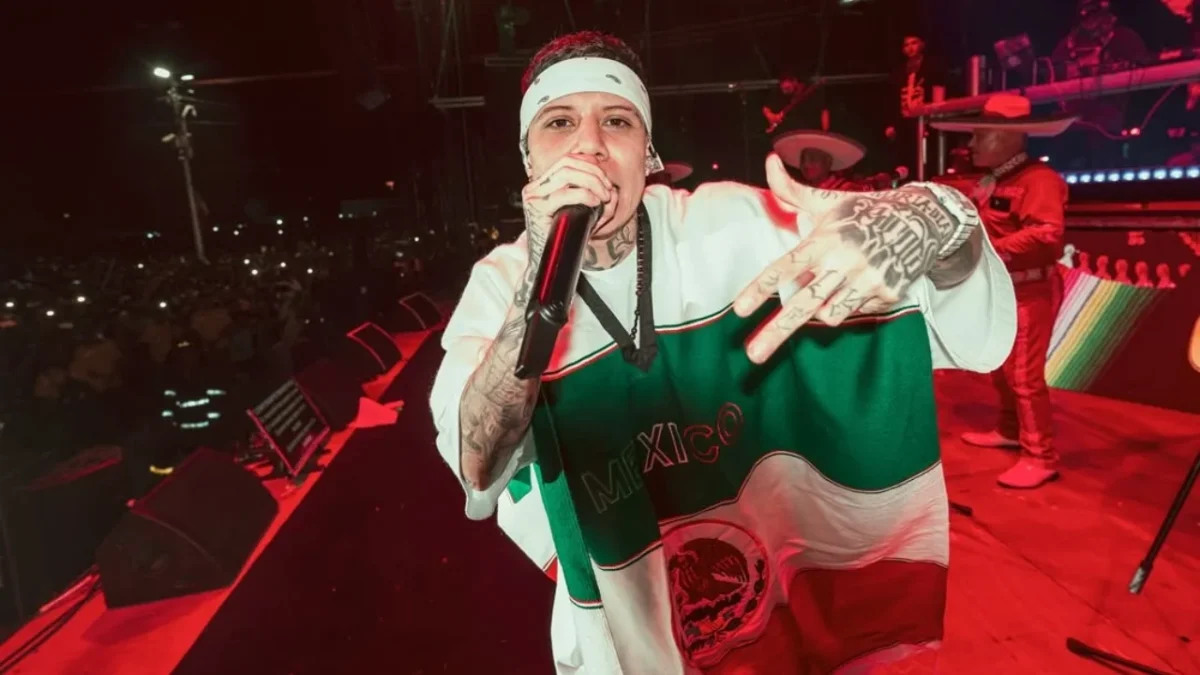 Santa Fe Klan retoma su presentación tras un cortocircuito que sorprendió a los asistentes del Grito en García.