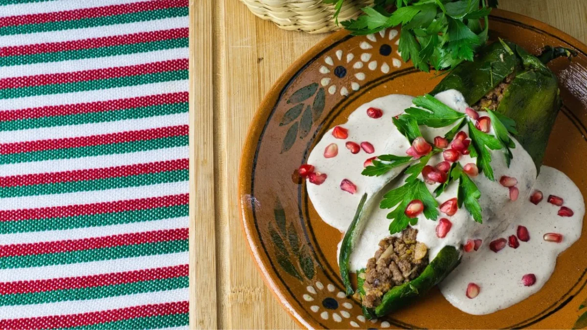 No sientas culpa y disfruta de la gastronomía mexicana con platillos de temporada como el chile en nogada sin importar las calorías.