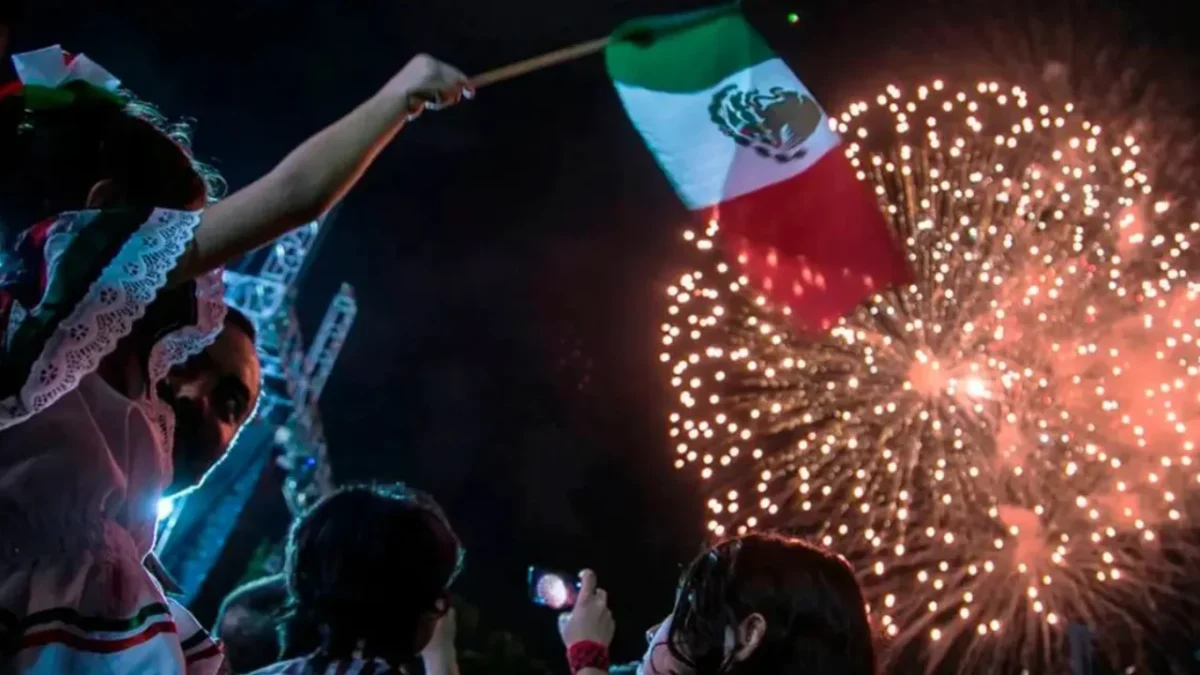 Familias mexicanas alistan la cena por las fiestas patrias, con platillos típicos y decoraciones, pese al incremento de precios en 2025.