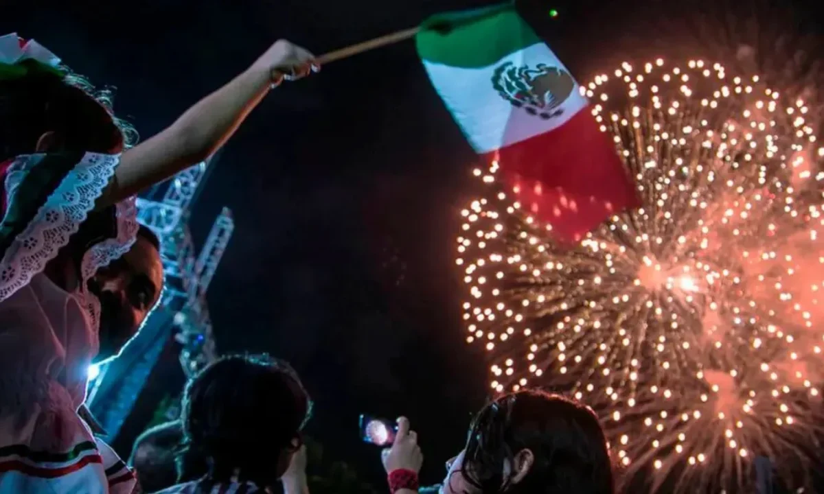 Familias mexicanas alistan la cena por las fiestas patrias, con platillos típicos y decoraciones, pese al incremento de precios en 2025.