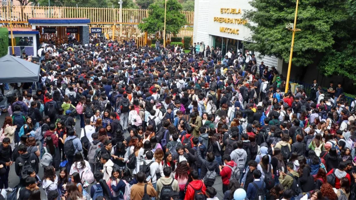 Personal académico de la Prepa 8 desalojó a la comunidad estudiantil por falsa alarma de artefacto explosivo.