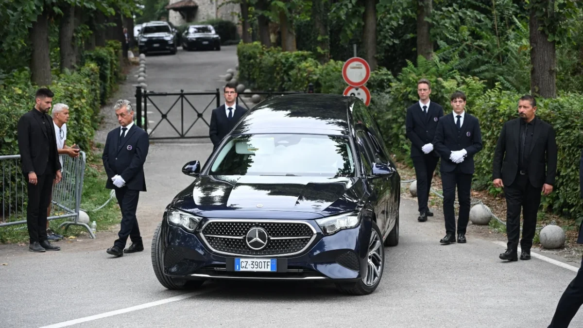 Giorgio Armani fue despedido en la iglesia de San Martin de Rivalta, respetando su deseo de una ceremonia íntima.