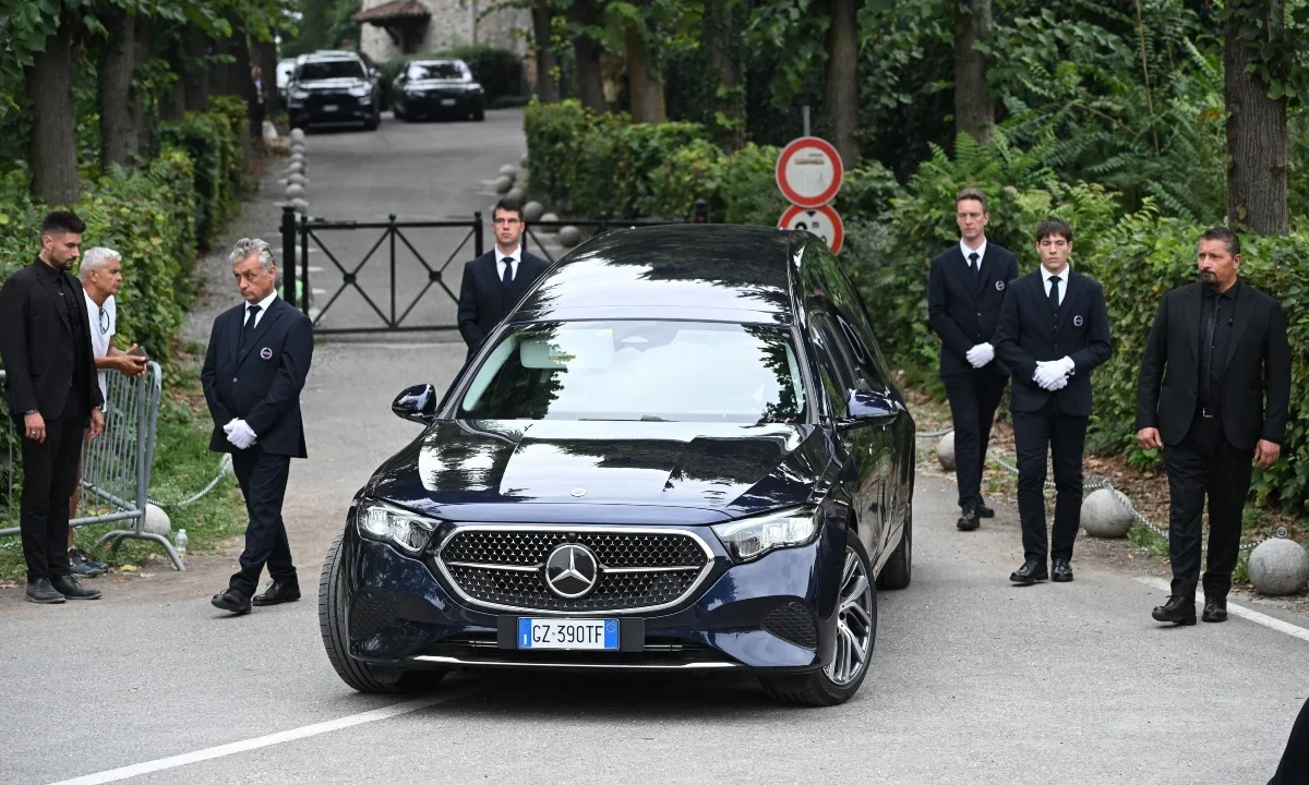 Giorgio Armani fue despedido en la iglesia de San Martin de Rivalta, respetando su deseo de una ceremonia íntima.