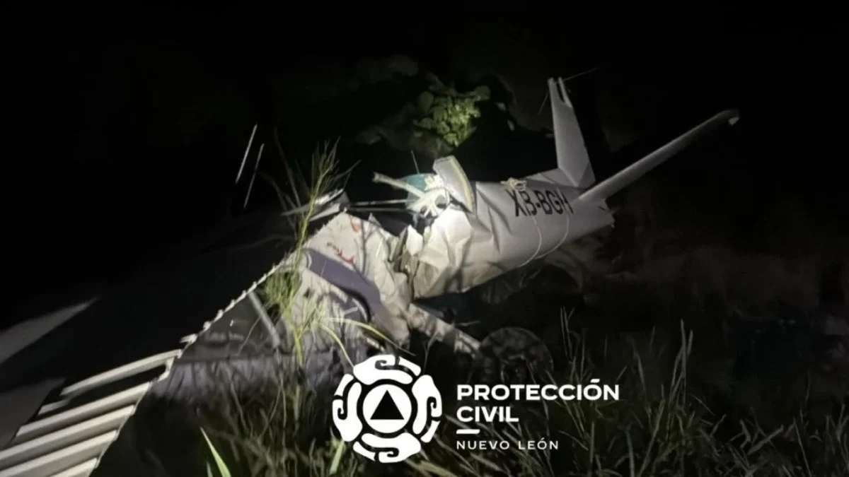 La aeronave de desplomó en el Parque Industrial Ciudad Mitras, en García, NL, alrededor de las 18:00 horas, informó Protección Civil.