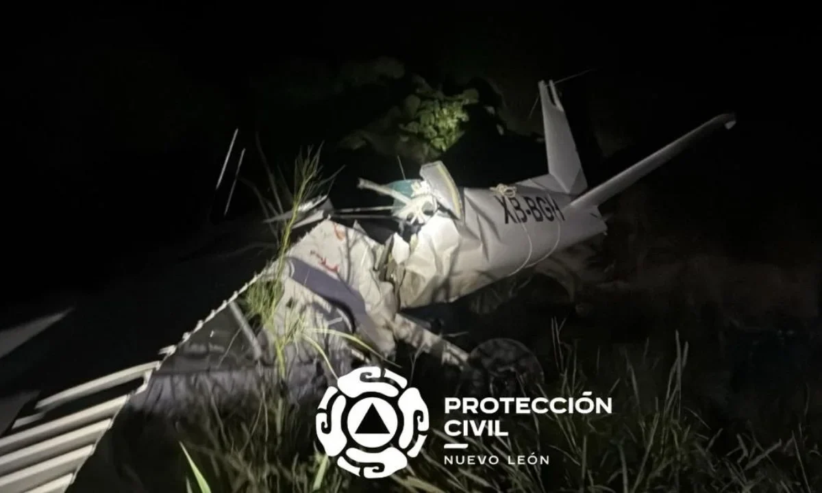 La aeronave de desplomó en el Parque Industrial Ciudad Mitras, en García, NL, alrededor de las 18:00 horas, informó Protección Civil.