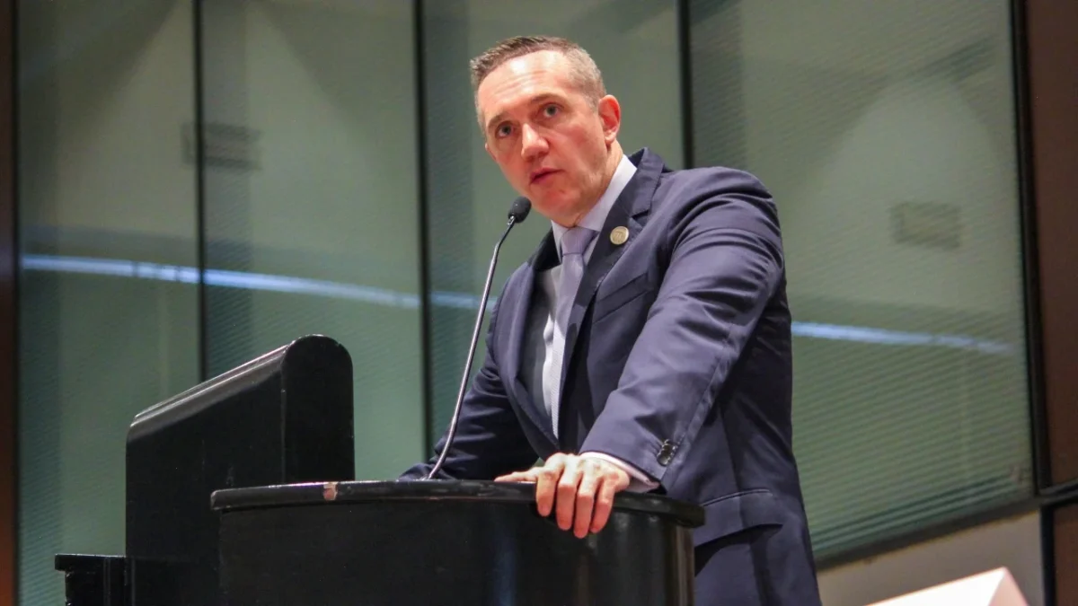 Adrián Rubalcava informó la destitución de 17 inspectores del Metro y prometió un comercio ordenado y sin corrupción.