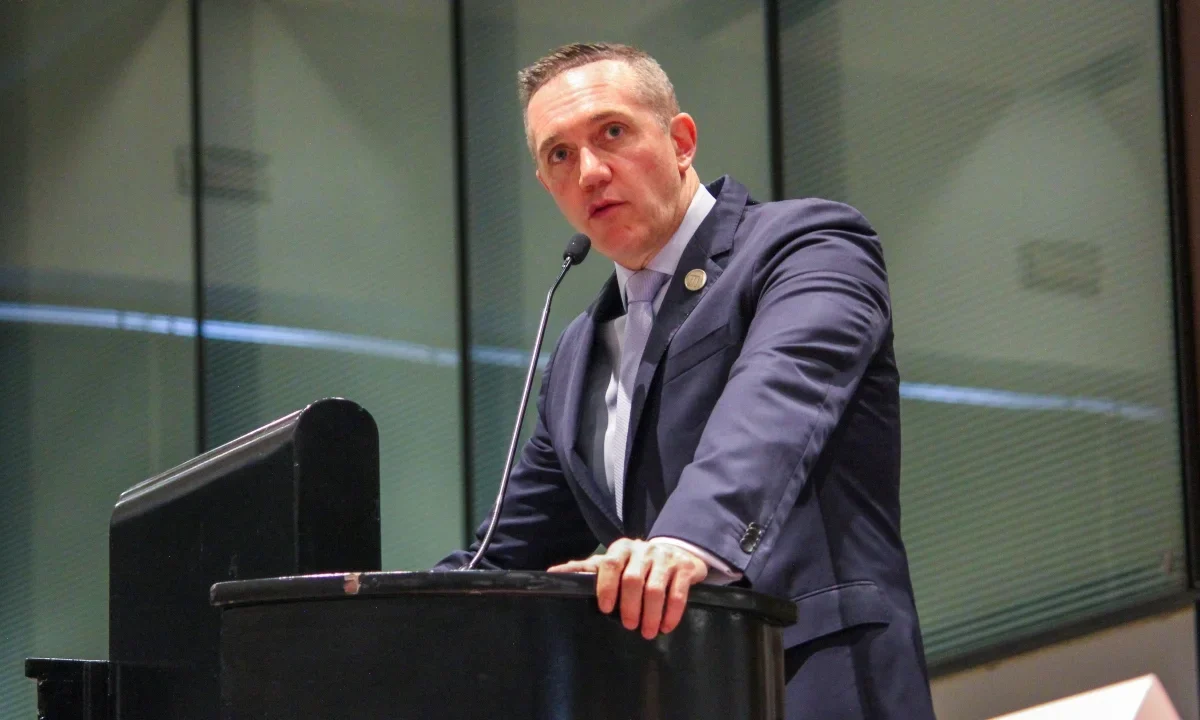 Adrián Rubalcava informó la destitución de 17 inspectores del Metro y prometió un comercio ordenado y sin corrupción.