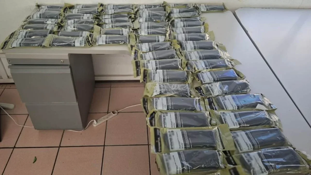 Elementos de la Guardia Nacional detuvieron a una mujer estadounidense que escondió con cartuchos y cargadores en calcetines.