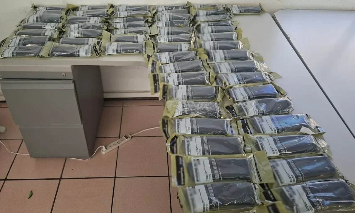 Elementos de la Guardia Nacional detuvieron a una mujer estadounidense que escondió con cartuchos y cargadores en calcetines.