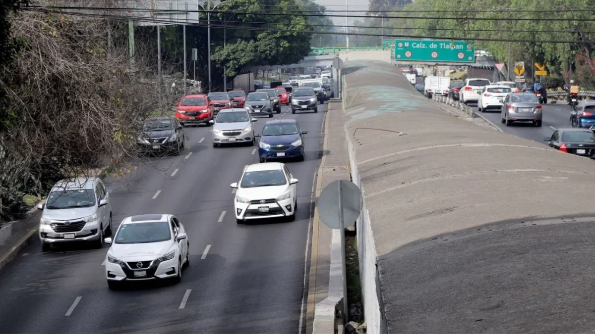 Elementos de la SSC detuvieron sobre Viaducto Tlalpan a un hombre que participó en el robo de un taxi de aplicación de la empresa Uber.