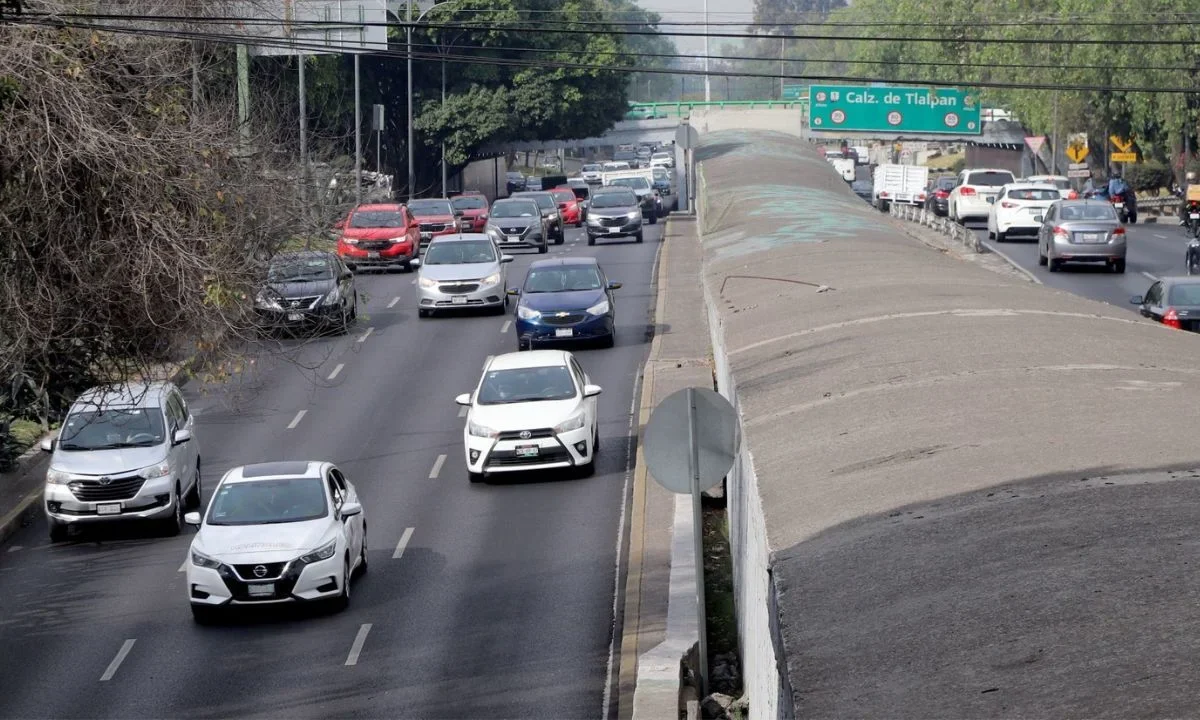 Elementos de la SSC detuvieron sobre Viaducto Tlalpan a un hombre que participó en el robo de un taxi de aplicación de la empresa Uber.