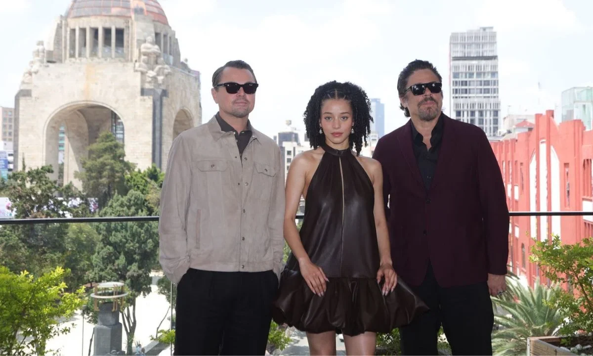 DiCaprio, Benicio del Toro y Chase Infiniti sorprenden con visita al Monumento de la Revolución.