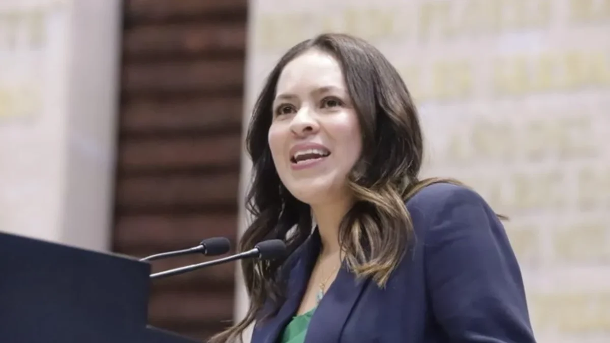 Karen Castrejón Trujillo confirmó que el PVEM seguirá aliado a Morena, mientras voces críticas internas cuestionan la coalición.